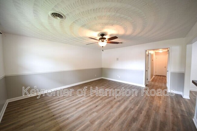 Building Photo - 823 Brentwood Dr