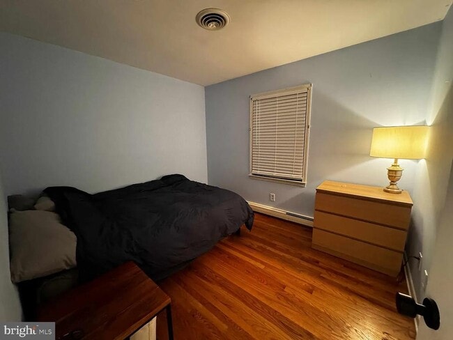 Building Photo - 104 E Maple Ave