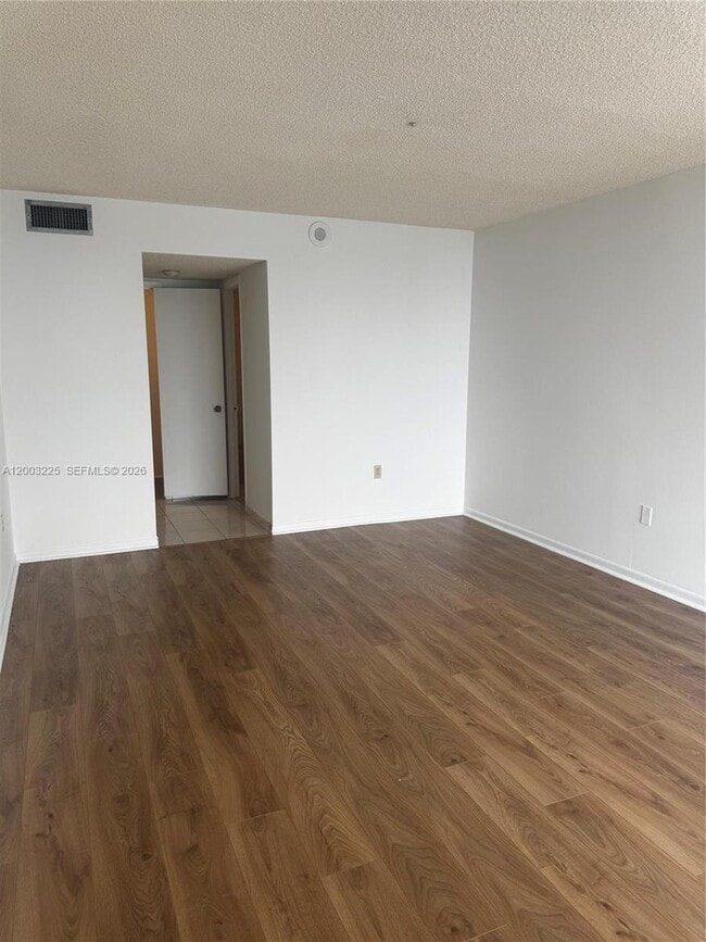 Foto del edificio - 2851 NE 183rd St