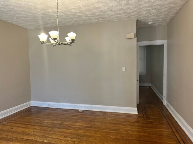 Foto del edificio - Spacious Rooms! Finished Basement! W/D! Available Now!