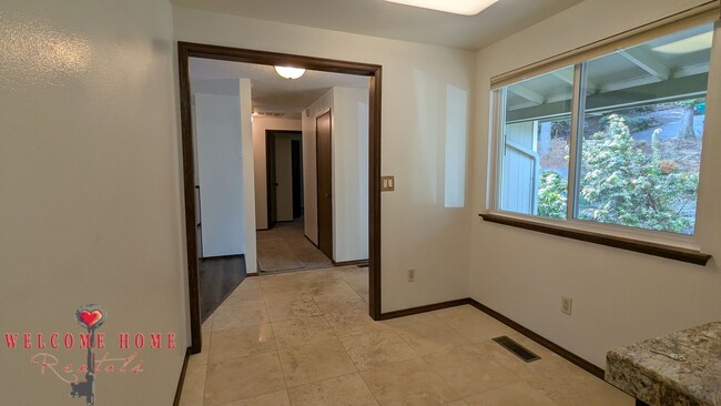 Foto del edificio - Huge 4-bedroom with LARGE yard, NEW floori...