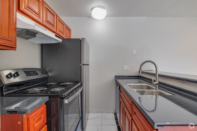 2BR, 2BA - 750SF - Kitchen - Country Creek Apartments