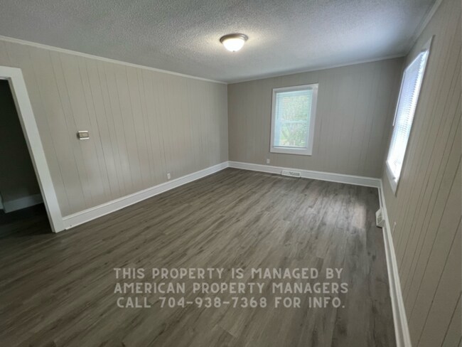 Building Photo - 914 N Church St