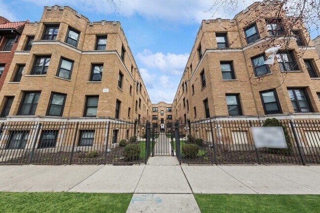 Building Photo - 2704 N Sawyer Ave