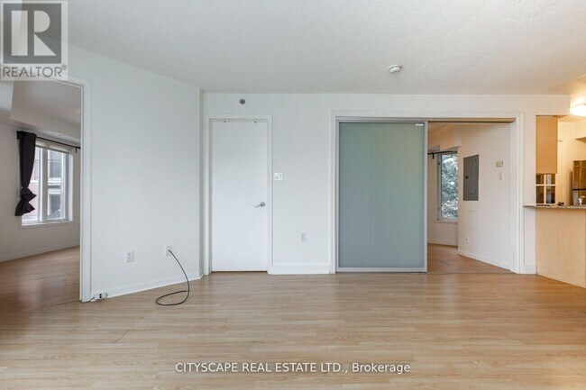 Photo du bâtiment - 80 Joe Shuster Way