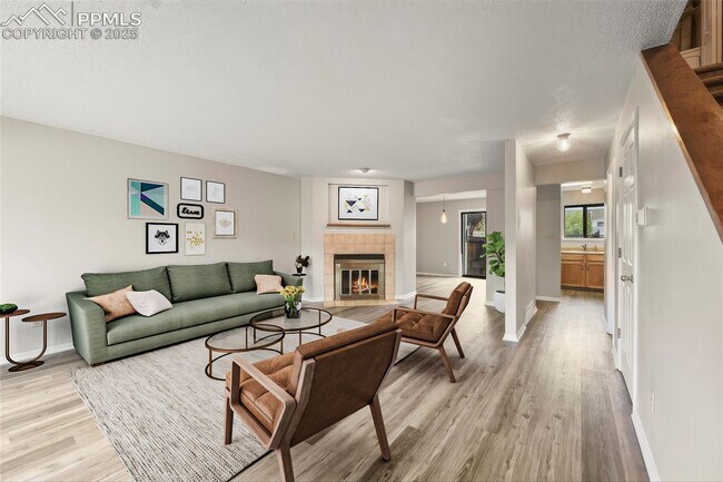 Foto del edificio - 3 Bedroom Townhouse Close To Ft. Carson