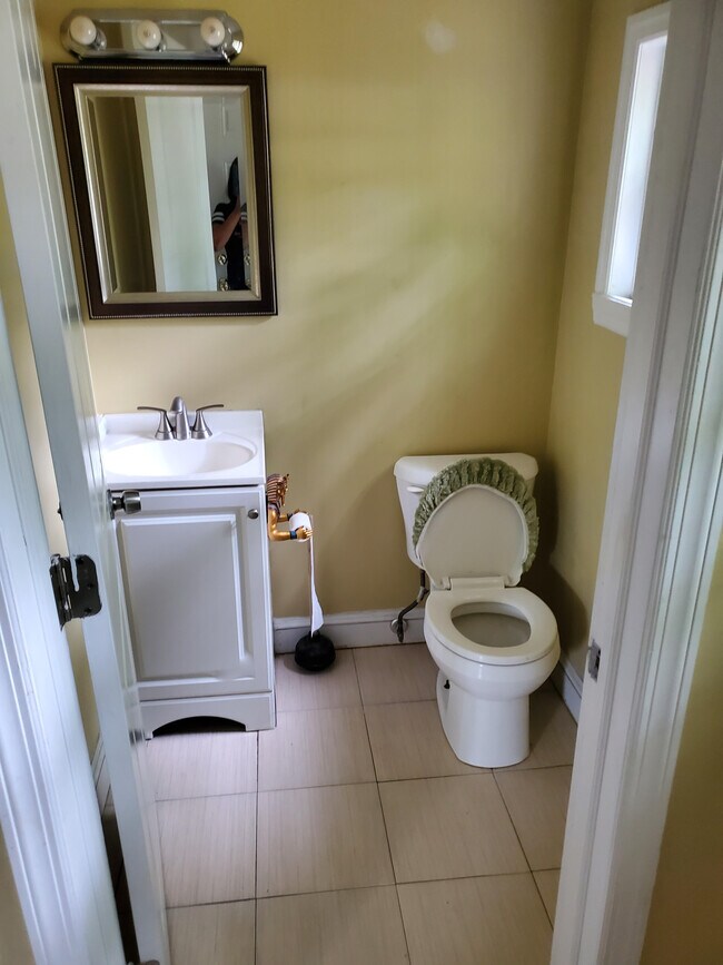 Medio Bath-1st piso - 20 Englewood Ave