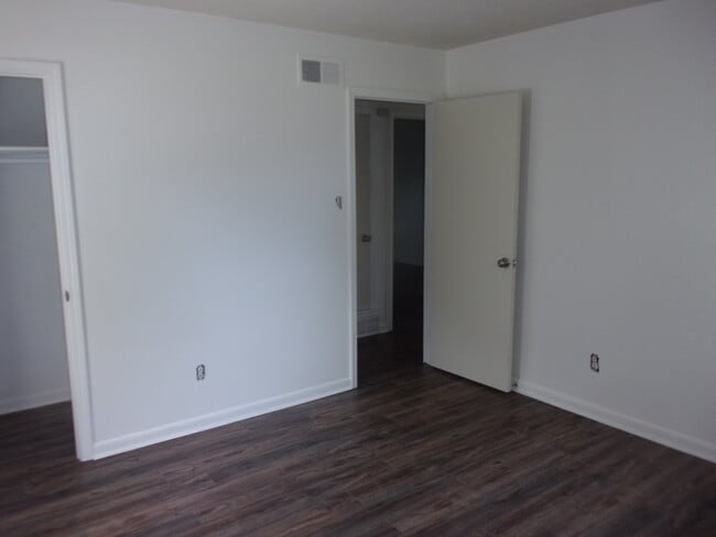 Building Photo - 724 Western Park Dr
