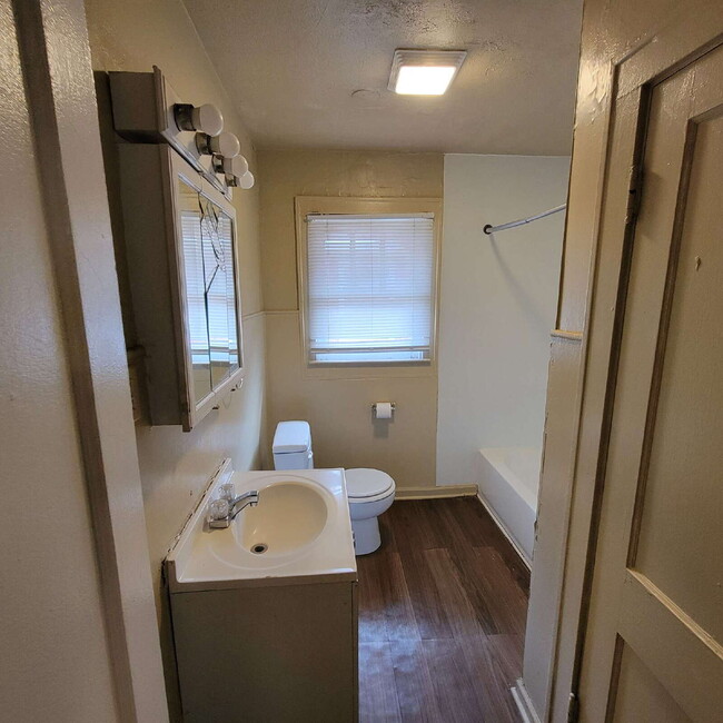 Foto del edificio - Near NW-Riverside 2BR/1BA House for LEASE!