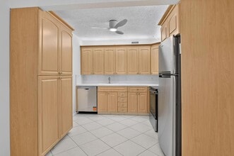 Building Photo - 3057 Yarmouth E