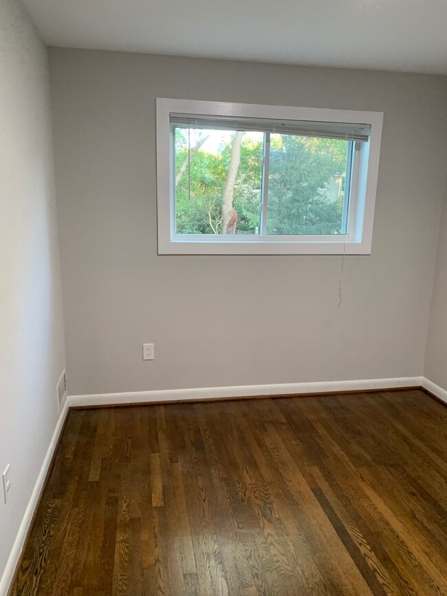 Foto del edificio - 10031 Renfrew Rd