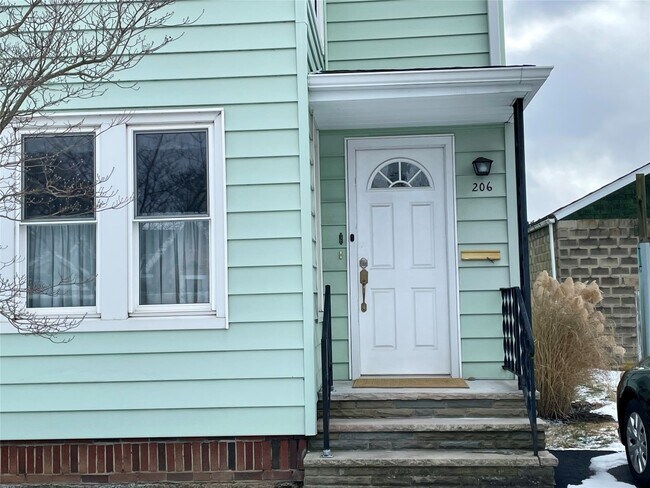 Foto del edificio - 206 E Edwards St