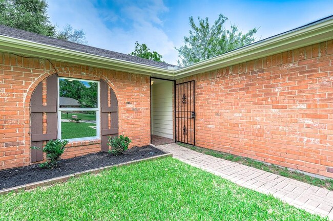 Foto del edificio - 519 Fawnwood Dr