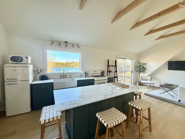 Foto del edificio - 243 Basin Point Rd