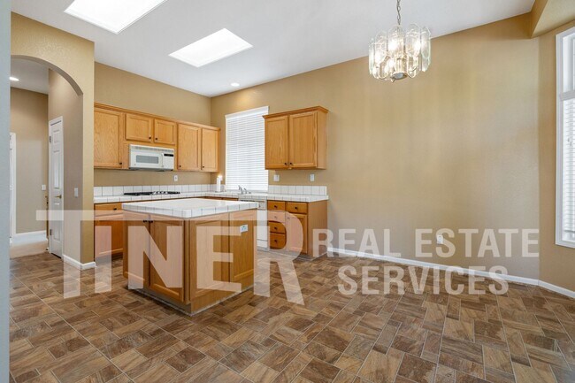 Building Photo - Stunning 55+ community Sun City Roseville ...