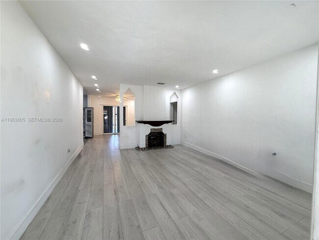 Foto del edificio - 121 Flagami Blvd