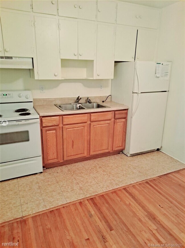 Building Photo - 2 br, 1 bath House - 11801 NE 11th Pl # A