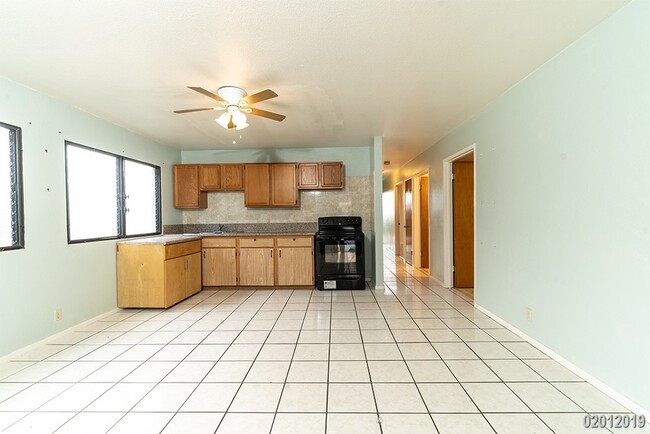 Building Photo - 3BR/2BA/2PKG(TANDEM) STREET LEVEL UNIT IN ...