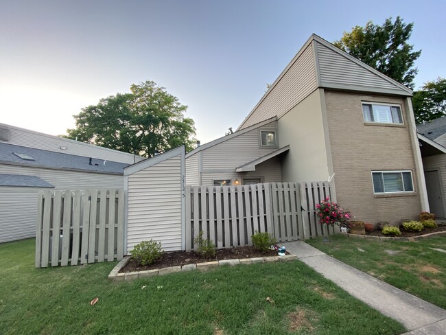 Building Photo - 2512 Riverfront Dr