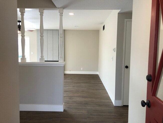 Foyer - 1802 W Carlton Pl