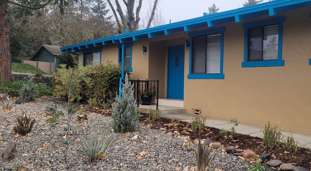 Primary Photo - Newly Updated 2 Bedroom Apartment located ...
