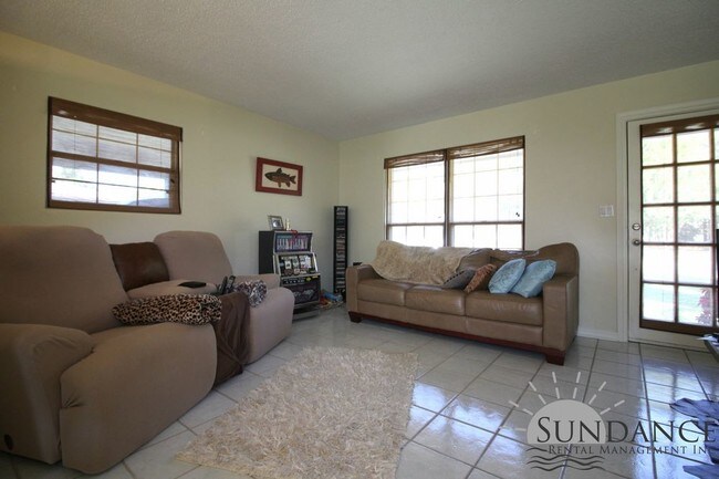 Building Photo - Adorable 3 Bedroom Home Near Ferry Park