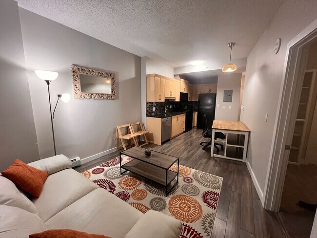 Building Photo - Upscale 1 Bedroom Apt, Furnished with Util...