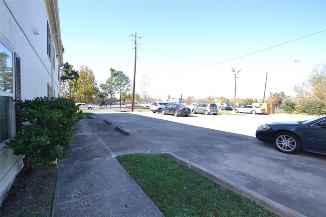 Building Photo - 304 Dell Ct