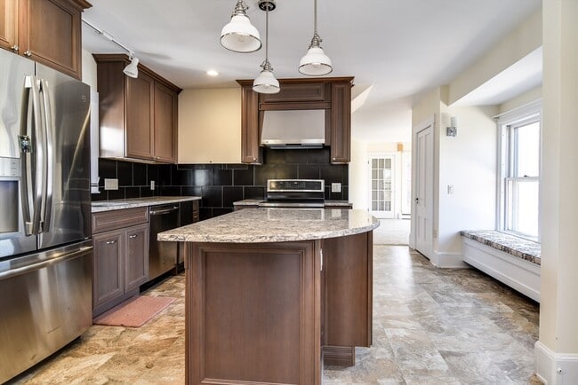 Building Photo - 110 Main St