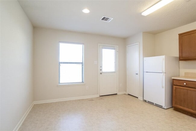 Building Photo - 2926 Swift Brook Glen Way
