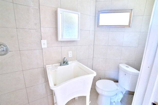 Building Photo - 222 Spell St