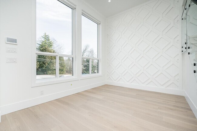 Photo du bâtiment - Main Floor-19XX 168TH STREET