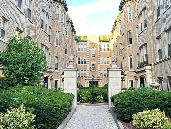 Building Photo - 4041 N Paulina St
