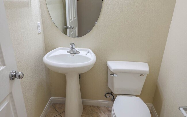Foto del edificio - Northwest 3 Bedroom 2.5 Bath Home In Gated...