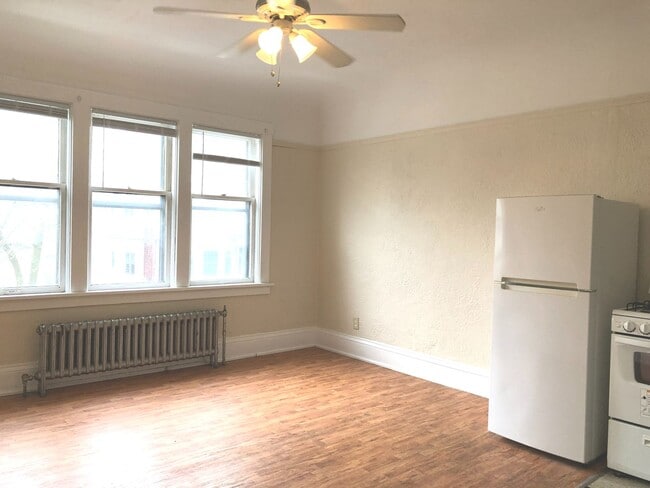 Interior Photo - 1503-15 E Kane Pl