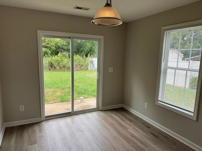 Building Photo - Nice townhouse duplex in convenient Kannap...