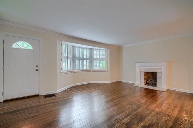 Building Photo - 664 Courtenay Dr NE