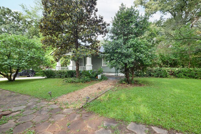 Foto del edificio - Charming 1920's Bungalow w/ Modern Upgrade...