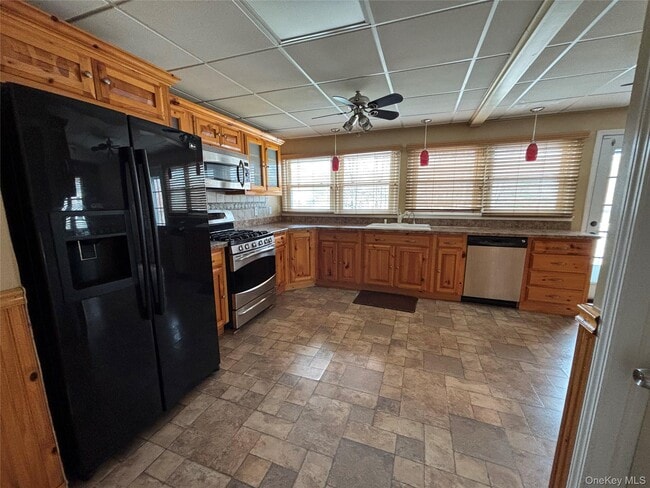 Foto del edificio - 48 Quaker Hill Rd