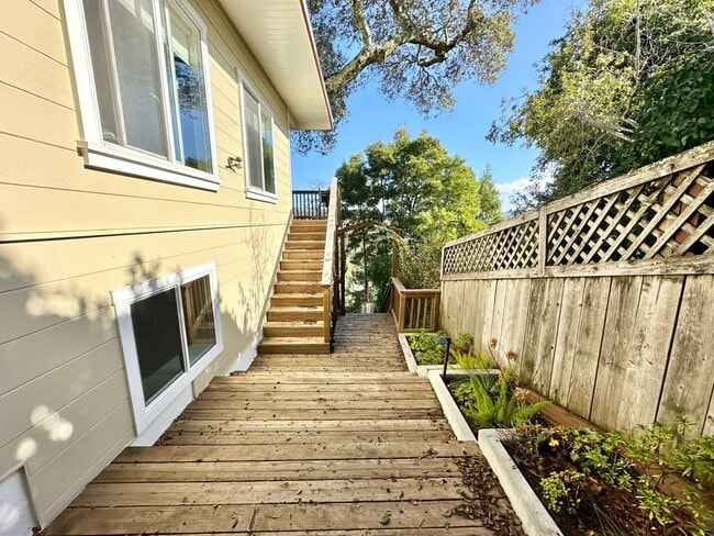 Building Photo - Gorgeous Hillside View, Modern Flat