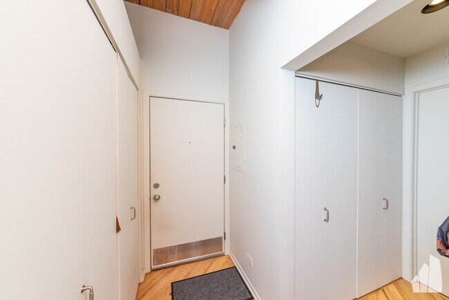 Building Photo - 2021 W Willow St