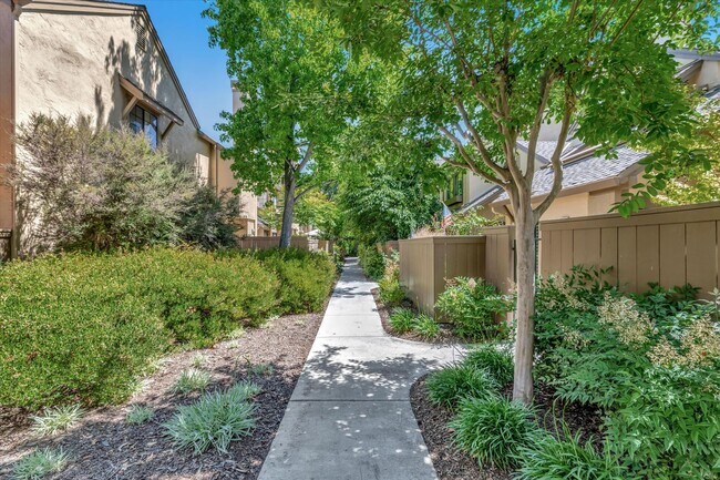 Foto del edificio - Hamilton Place Townhome