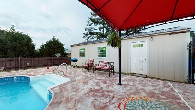 Building Photo - Private Oasis in Prattville!