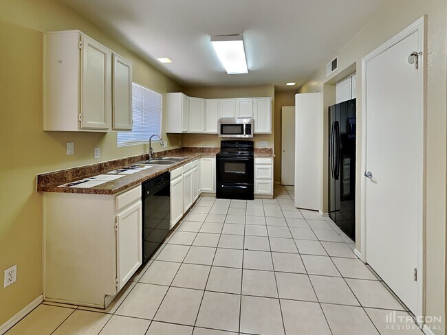 Building Photo - 4763 W Menadota Dr
