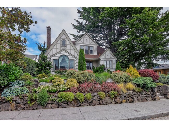 Foto del edificio - BEAUTIFUL TUDOR ON ALAMEDA RIDGE, 4/2.5