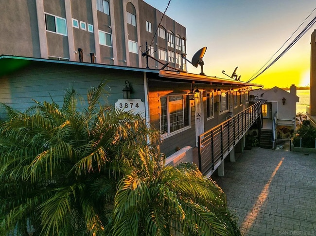 Building Photo - 3874 Riviera Dr
