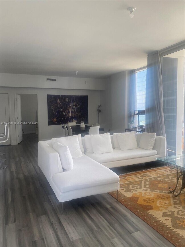 Foto del edificio - 601 NE 27th St