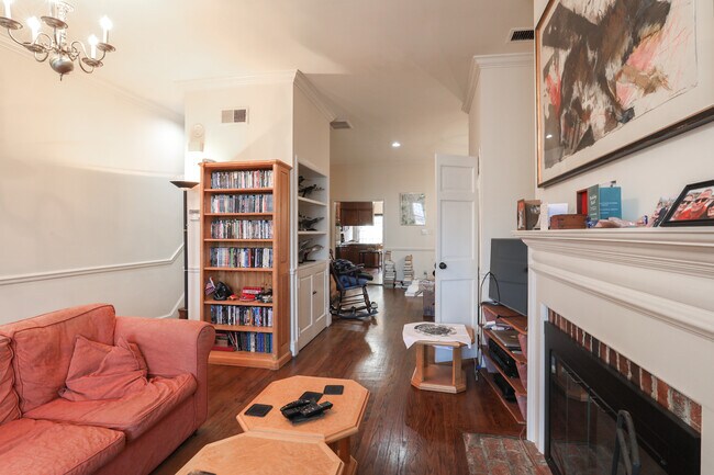 Building Photo - 609 F St NE