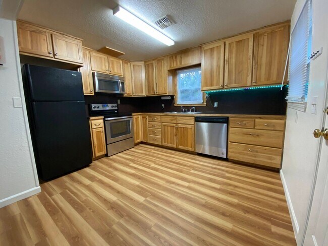 Building Photo - 3 br, 1 bath House - 310 SE Gregory Dr