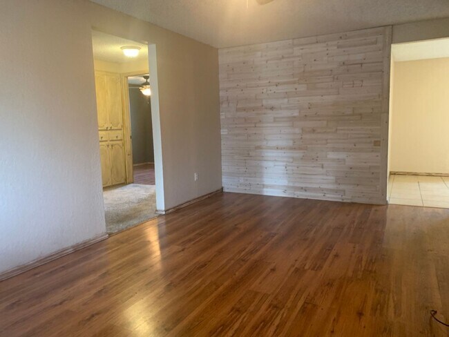 Foto del edificio - 8425 Bigwood Drive